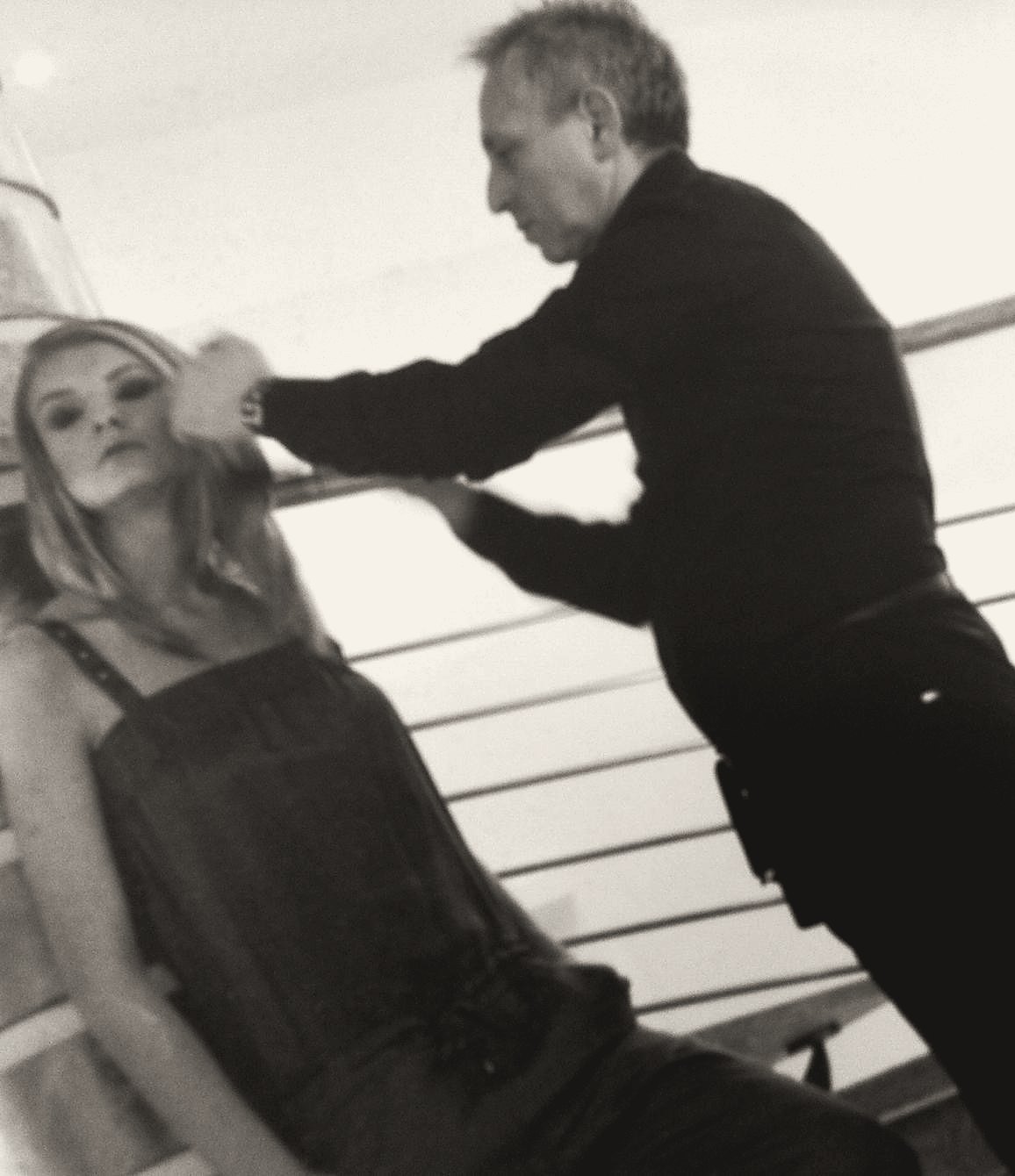 Graziano Mattarollo mentre acconcia i capelli di una modella durante uno shooting