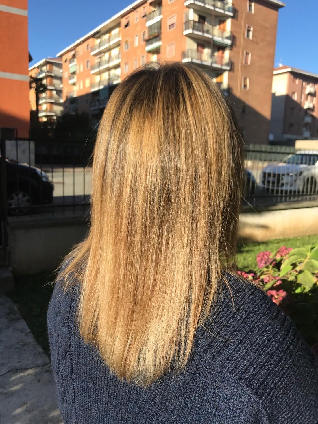 Capelli lisci con schiariture calde